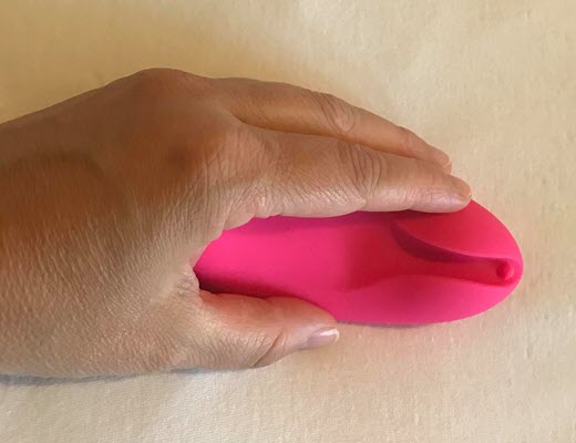 Tulips Vibrator showing how it fits your two lips